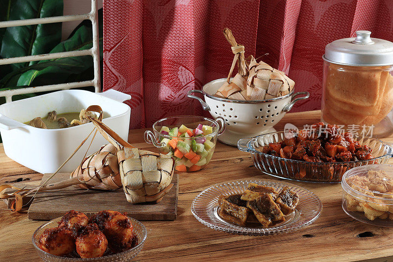 Ketupat Lebaran和桌子上的各种配菜